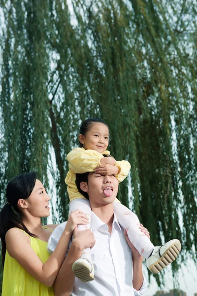 Счастливая Семья Трех Человек Парке Прогулки Высокого Качества Фото — стоковое фото