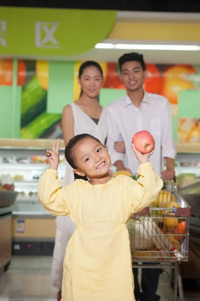 Una Familia Feliz Tres Supermercado Compras Foto Alta Calidad — Foto de Stock