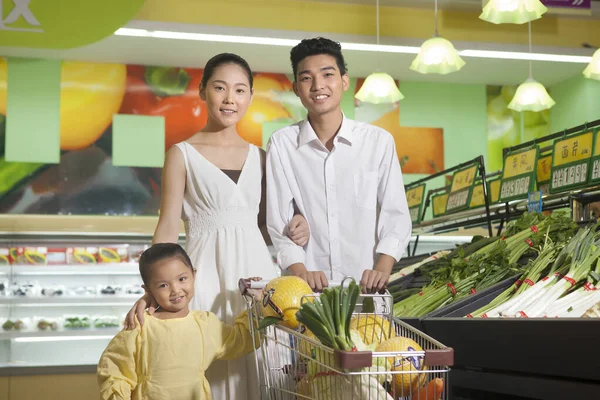 Счастливая Семья Трех Человек Супермаркете Покупки Высокого Качества Фото — стоковое фото