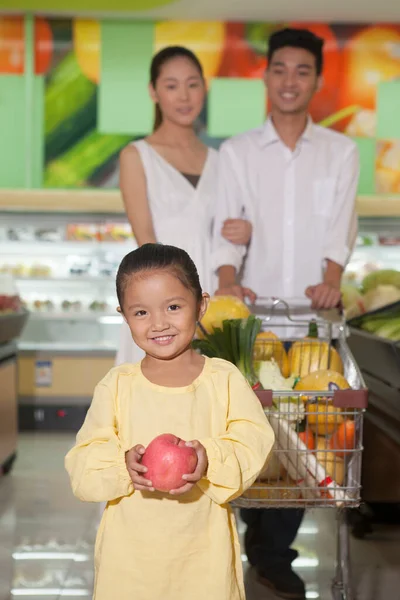 Een Gelukkig Gezin Van Drie Supermarkt Winkelen Hoge Kwaliteit Foto — Stockfoto