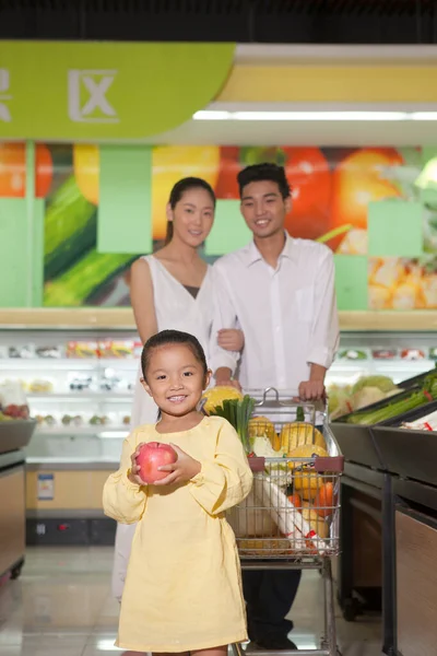 Une Famille Heureuse Trois Dans Supermarché Shopping Photo Haute Qualité — Photo