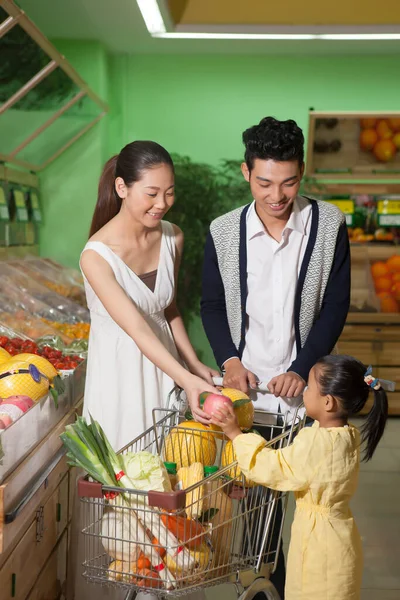 Une Famille Heureuse Trois Dans Supermarché Shopping Photo Haute Qualité — Photo