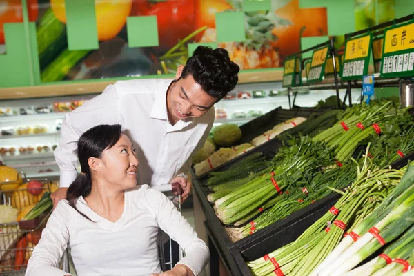 Una Joven Pareja Supermercado Compras Foto Alta Calidad — Foto de Stock