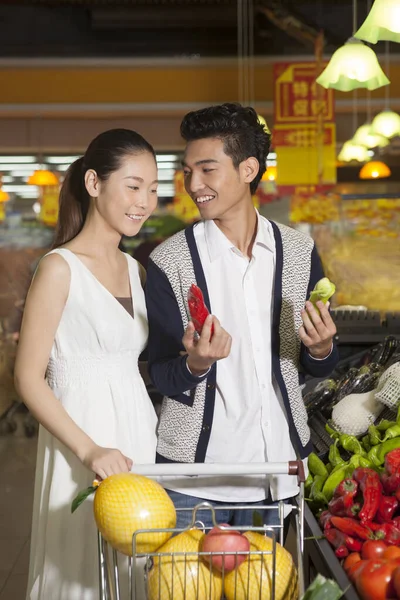 Jeune Couple Dans Supermarché Shopping Photo Haute Qualité — Photo