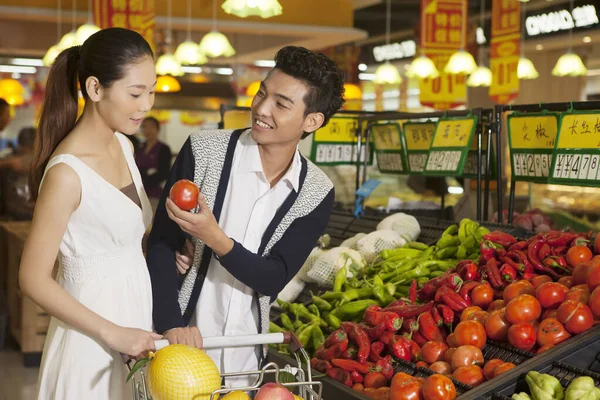 Een Jong Stel Supermarkt Winkelen Hoge Kwaliteit Foto — Stockfoto