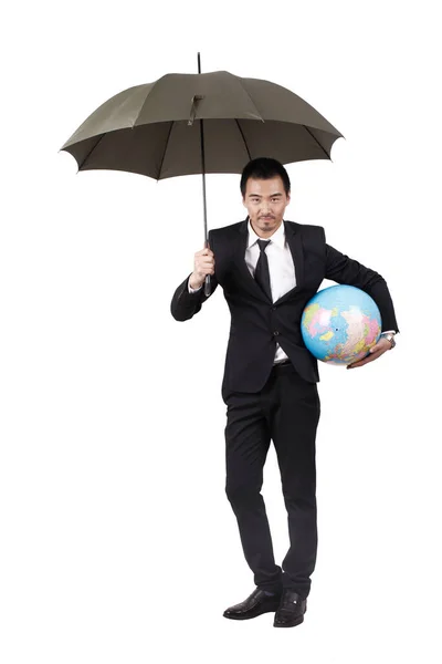 Młody przedsiębiorca posiadający ziemską kulę ziemską i parasol — Zdjęcie stockowe