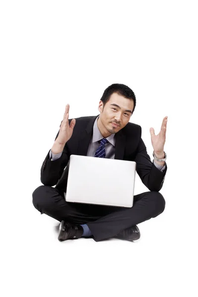 Um jovem homem de negócios feliz usando laptop — Fotografia de Stock