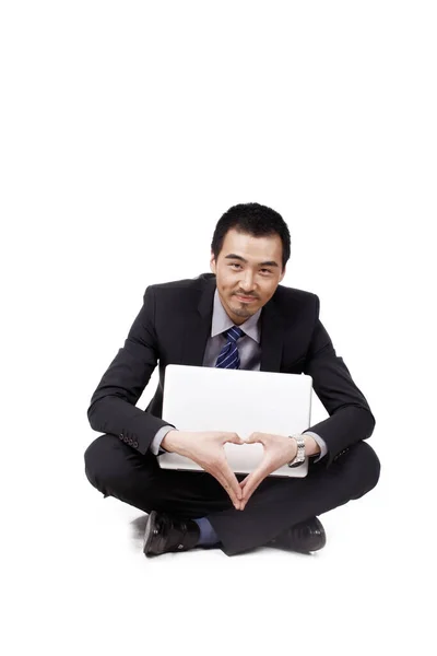 Um jovem homem de negócios feliz usando laptop — Fotografia de Stock