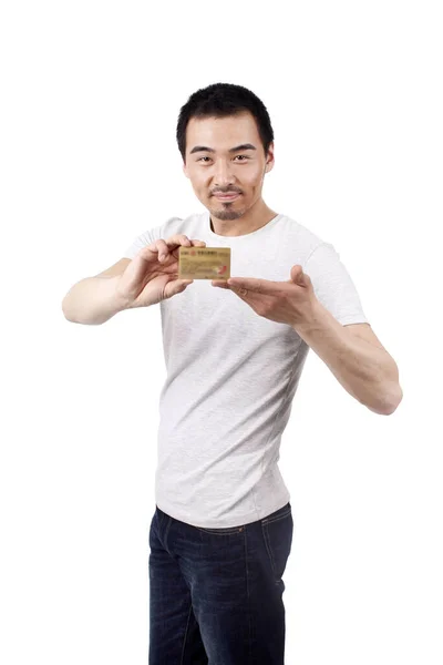 Een jonge zakenman met een creditcard — Stockfoto