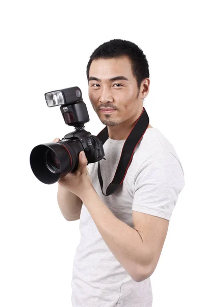 Ένας νεαρός άνδρας φωτογράφος με φωτογραφική μηχανή — Φωτογραφία Αρχείου