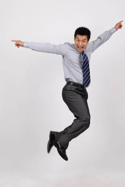 Um homem de negócios saltando em uma camisa — Fotografia de Stock