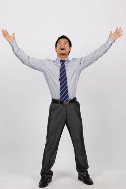 Kollarını açmış genç bir iş adamı.