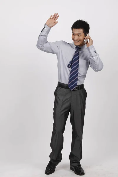Um jovem homem de negócios usando telefone celular — Fotografia de Stock