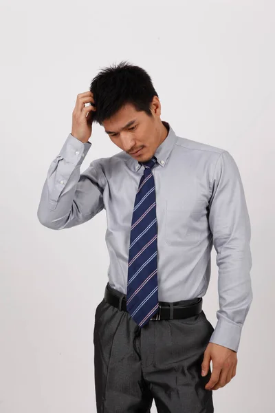 Um jovem homem de negócios gesticulando em uma camisa — Fotografia de Stock