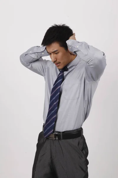 Um jovem homem de negócios gesticulando em uma camisa — Fotografia de Stock