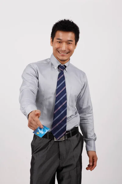 Um jovem homem de negócios com um cartão bancário — Fotografia de Stock