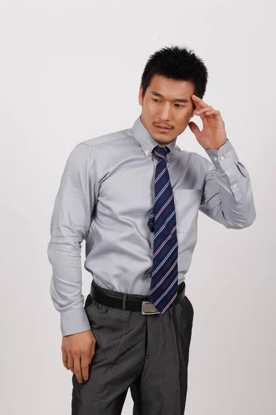 Un joven hombre de negocios haciendo gestos con una camisa — Foto de Stock