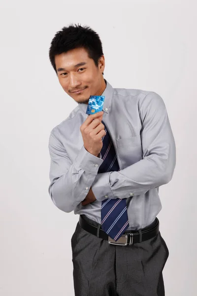 Um jovem homem de negócios com um cartão bancário — Fotografia de Stock