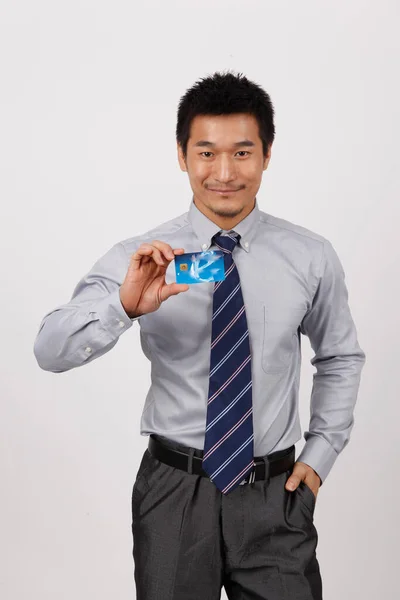Een jonge zakenman met een bankkaart — Stockfoto