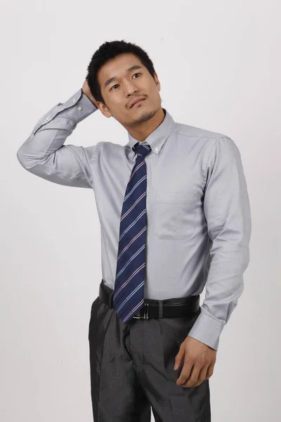 Een jonge zakenman gebaren in een shirt — Stockfoto