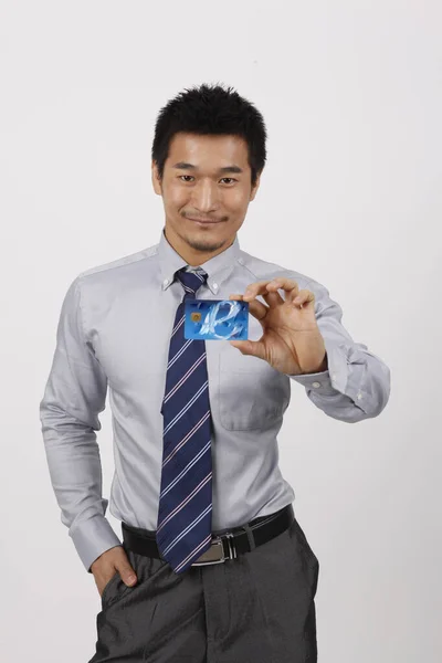 Молодий бізнесмен з банківською карткою — стокове фото