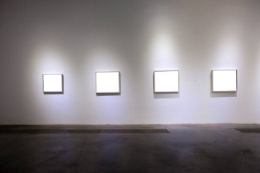 Sergi odasında boş bir çerçeve. 