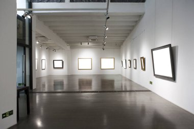 Sergi odasında boş bir çerçeve.