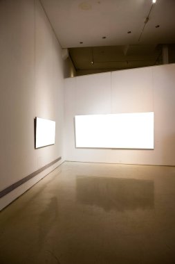 Sergi odasında boş bir çerçeve. 