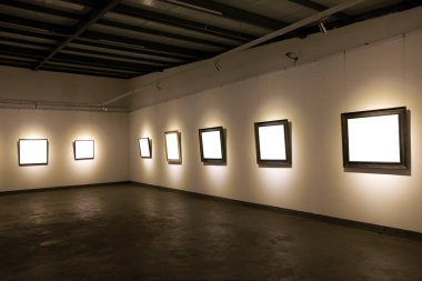 Sergi odasında boş bir çerçeve. 