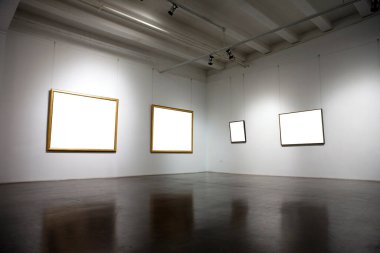 Sergi odasında boş bir çerçeve.