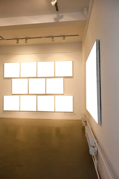 Uma moldura em branco na sala de exposições — Fotografia de Stock
