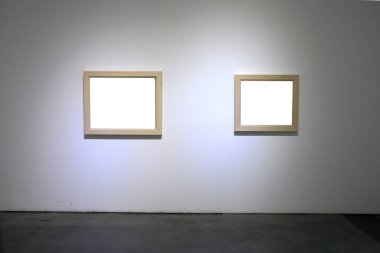 Sergi odasında boş bir çerçeve. 