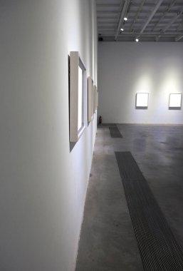 Sergi odasında boş bir çerçeve. 