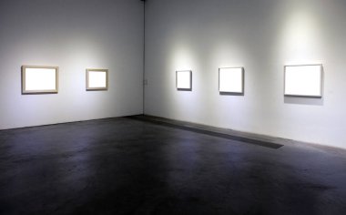 Sergi odasında boş bir çerçeve. 