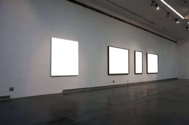 Sergi odasında boş bir çerçeve.