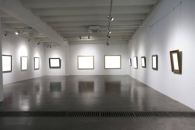 Sergi odasında boş bir çerçeve.