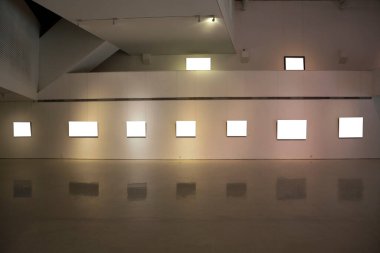 Sergi odasında boş bir çerçeve. 