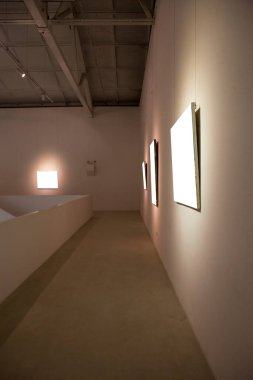 Sergi odasında boş bir çerçeve. 