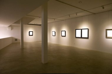 Sergi odasında boş bir çerçeve.