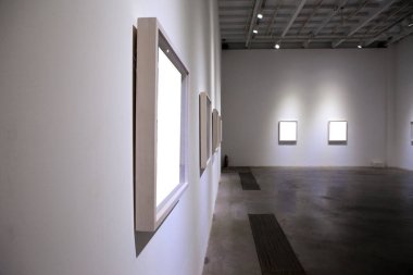 Sergi odasında boş bir çerçeve. 