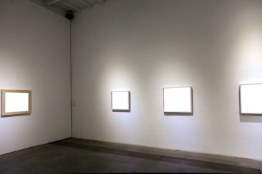 Sergi odasında boş bir çerçeve. 