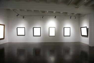 Sergi odasında boş bir çerçeve. 