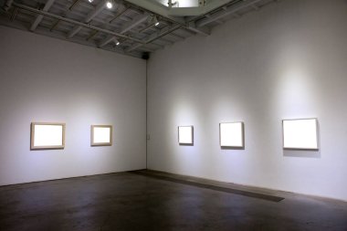 Sergi odasında boş bir çerçeve. 