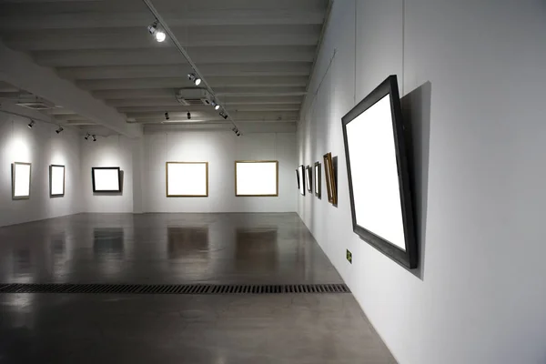 Uma moldura em branco na sala de exposições — Fotografia de Stock