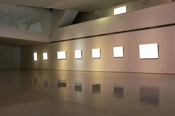 Un marco en blanco en la sala de exposiciones —  Fotos de Stock