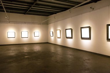 Sergi odasında boş bir çerçeve. 