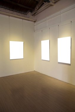 Sergi odasında boş bir çerçeve. 