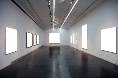 Sergi odasında boş bir çerçeve. 