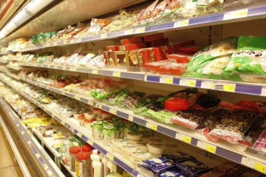 Süpermarkette sergilenen bir raf