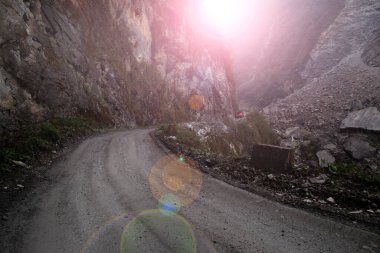 Dağlarda çamurlu bir yol 